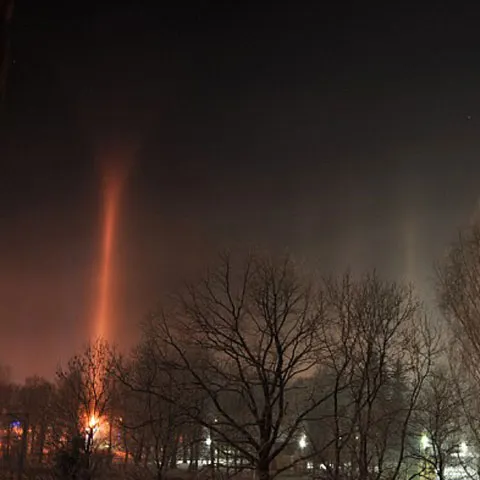 Piloni de lumină misterioşi, cauzaţi de cristalele de gheaţă din aer, au apărut pe cerul din Letonia - GALERIE FOTO