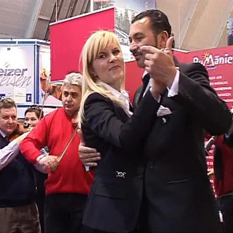 Elena Udrea a dansat cu turiştii la târgul de profil din Germania