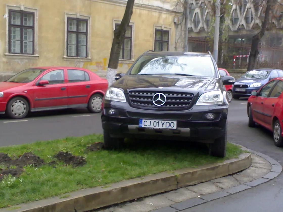 Criza locurilor de parcare atacă spaţiile verzi