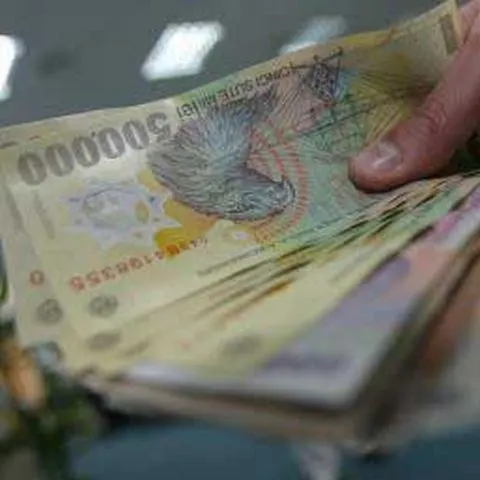 Euro a atins marţi un nou maxim istoric: 4,3025 de lei