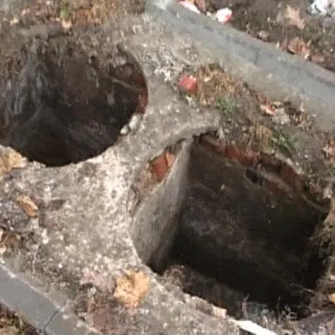 O femeie surdomută din Arad a murit după ce a căzut într-un canal descoperit