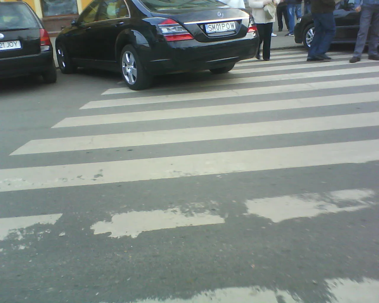 Şoferii care parchează pe trecerea de pietoni