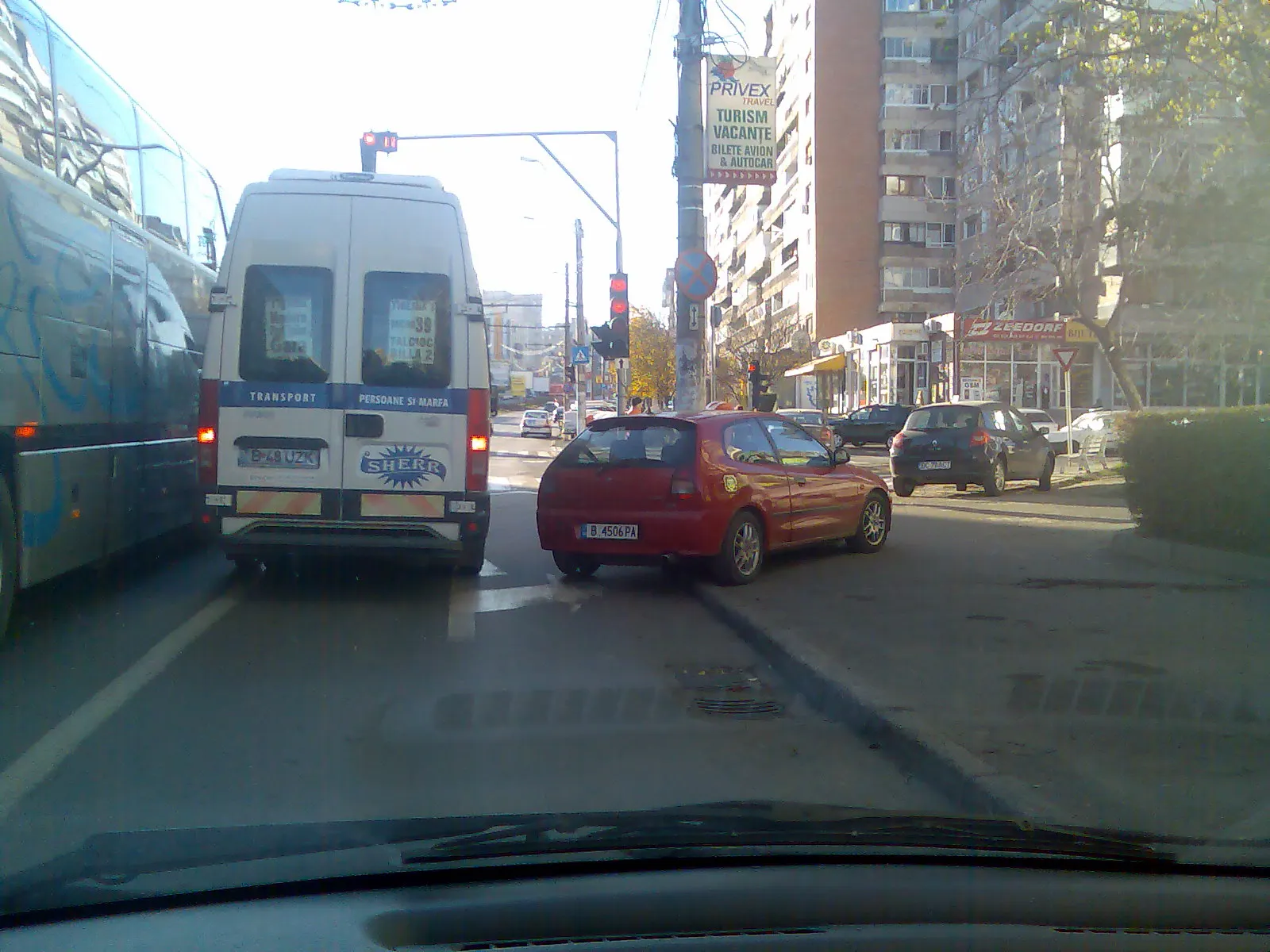 Maşina care încurcă circulaţia