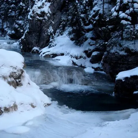 Inundaţii în două localităţi maramureşene, din cauza topirii bruşte a sloiurilor de gheaţă