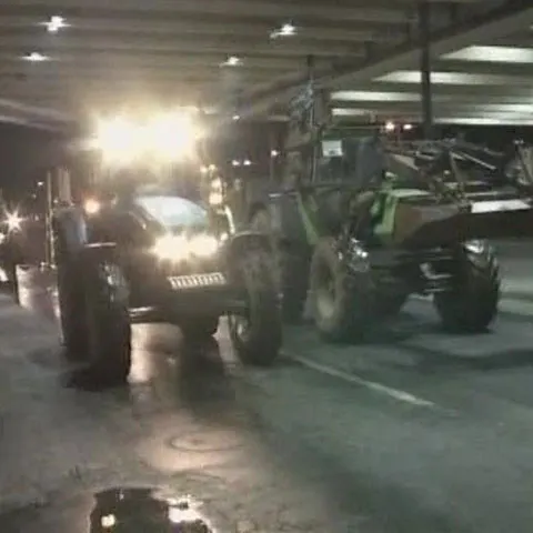 Mii de fermieri au blocat mai multe autostrăzi în Grecia