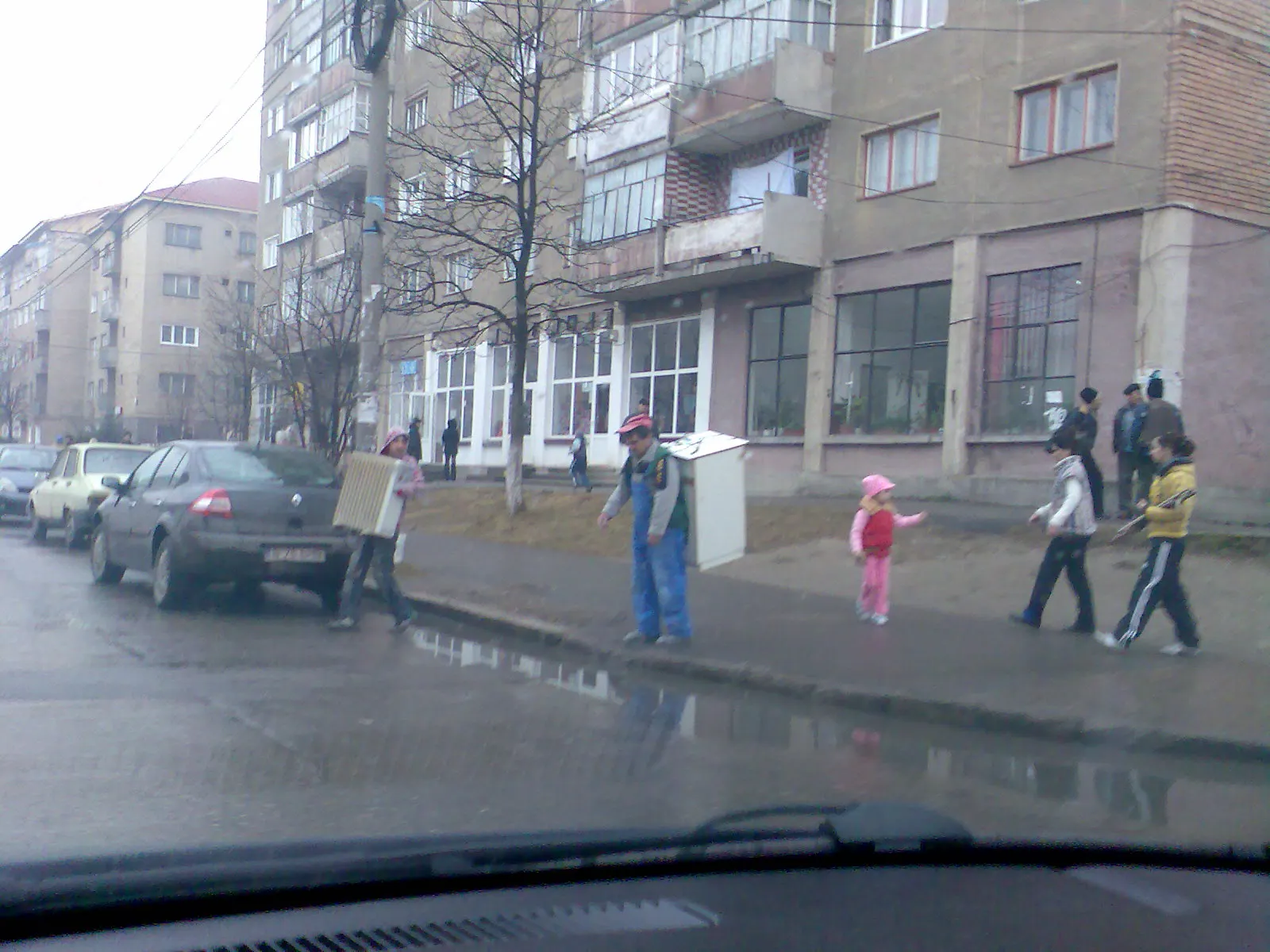 Cu frigiderul în spate