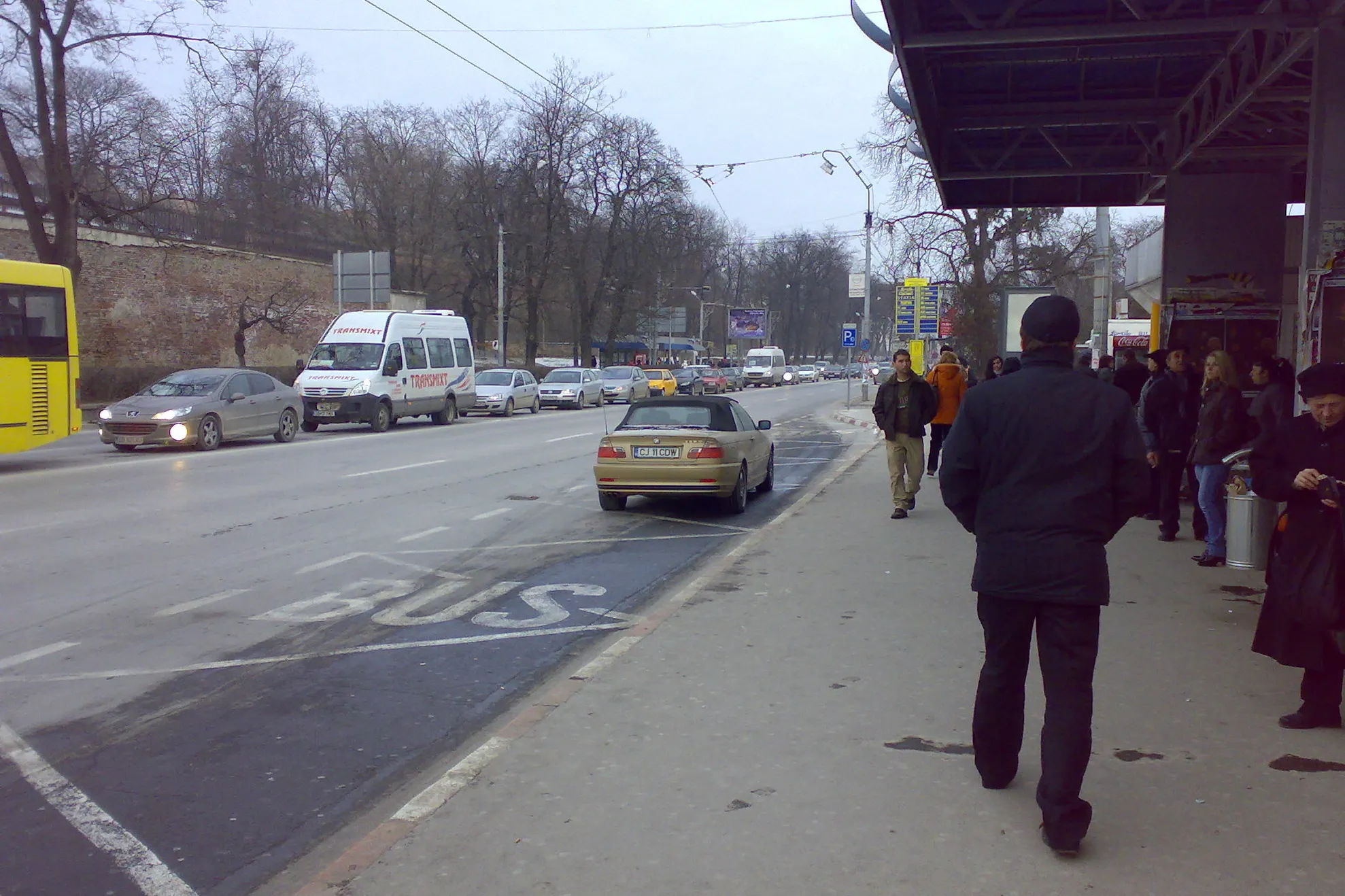 Taxiul care depășește coloana aflată la semafor