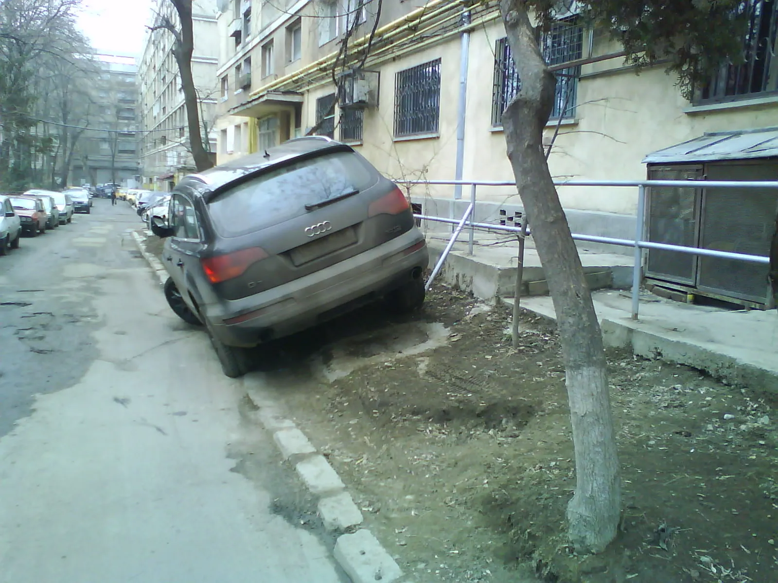 Parcarea unui jeep pe o stradă îngustă