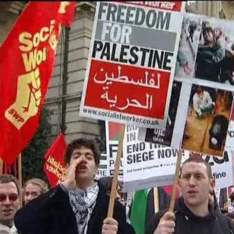 Câteva sute de oameni au protestat în faţa sediului BBC din Londra