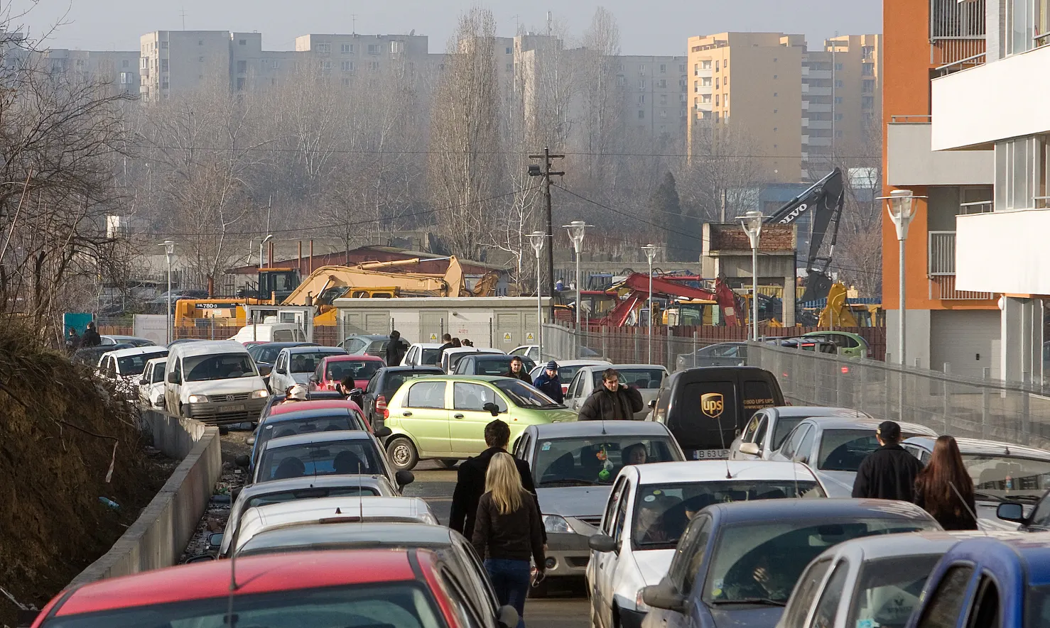 Stradă blocată din cauza maşinilor