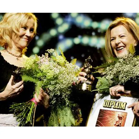 Fostele membre ABBA s-au reunit pe scenă, pentru a accepta un premiu în Suedia