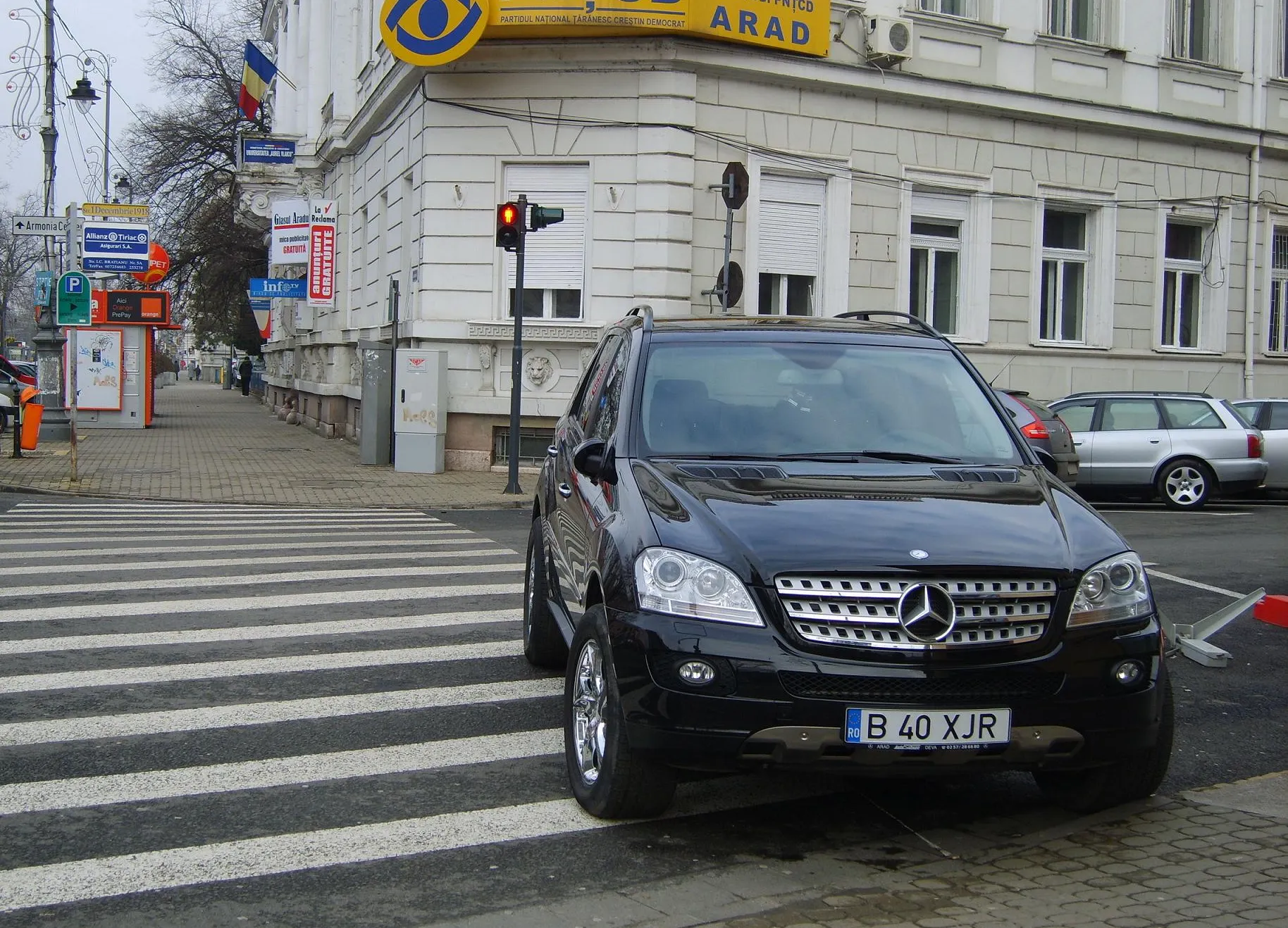 Autoturism parcat pe trecerea de pietoni