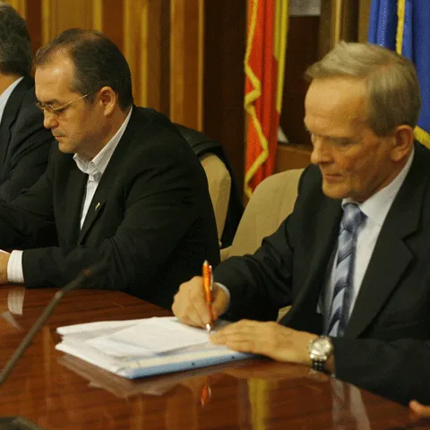 Stolojan: Linia bugetului pentru 2009 va fi reducerea cheltuielilor pentru bunuri, servicii şi personal