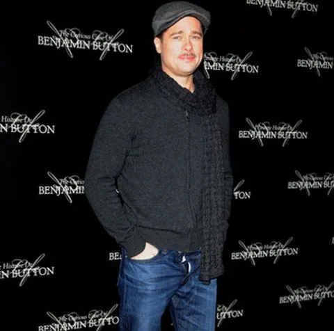 Brad Pitt, zâmbitor cu şliţul desfăcut