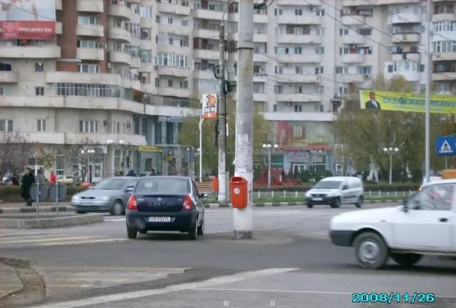 Stâlp în mijlocul intersecţiei
