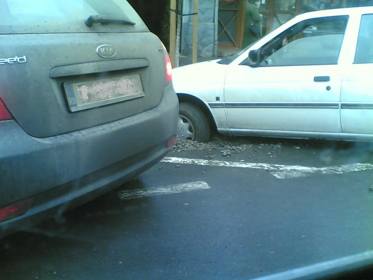 O maşină din Tg. Mureş, înfundată într-o groapă cu pietriş