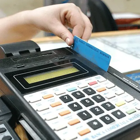 Cardul de credit, mai ieftin decât împrumutul de nevoi
