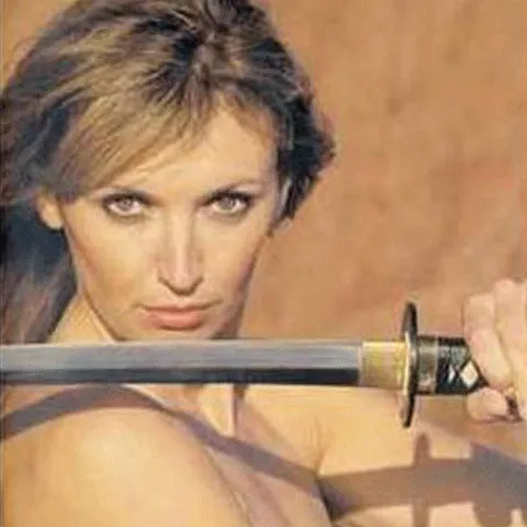 Lara Croft şi Regina Victoria, lângă fileul înalt