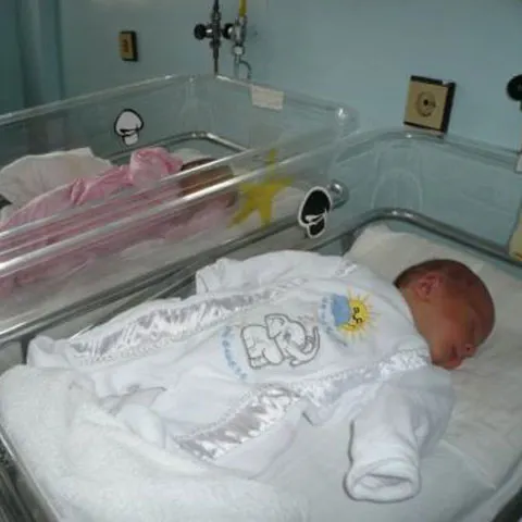 Părinţii bebeluşului care a suferit o fractură de femur în maternitate sunt nemulţumiţi de anchetă