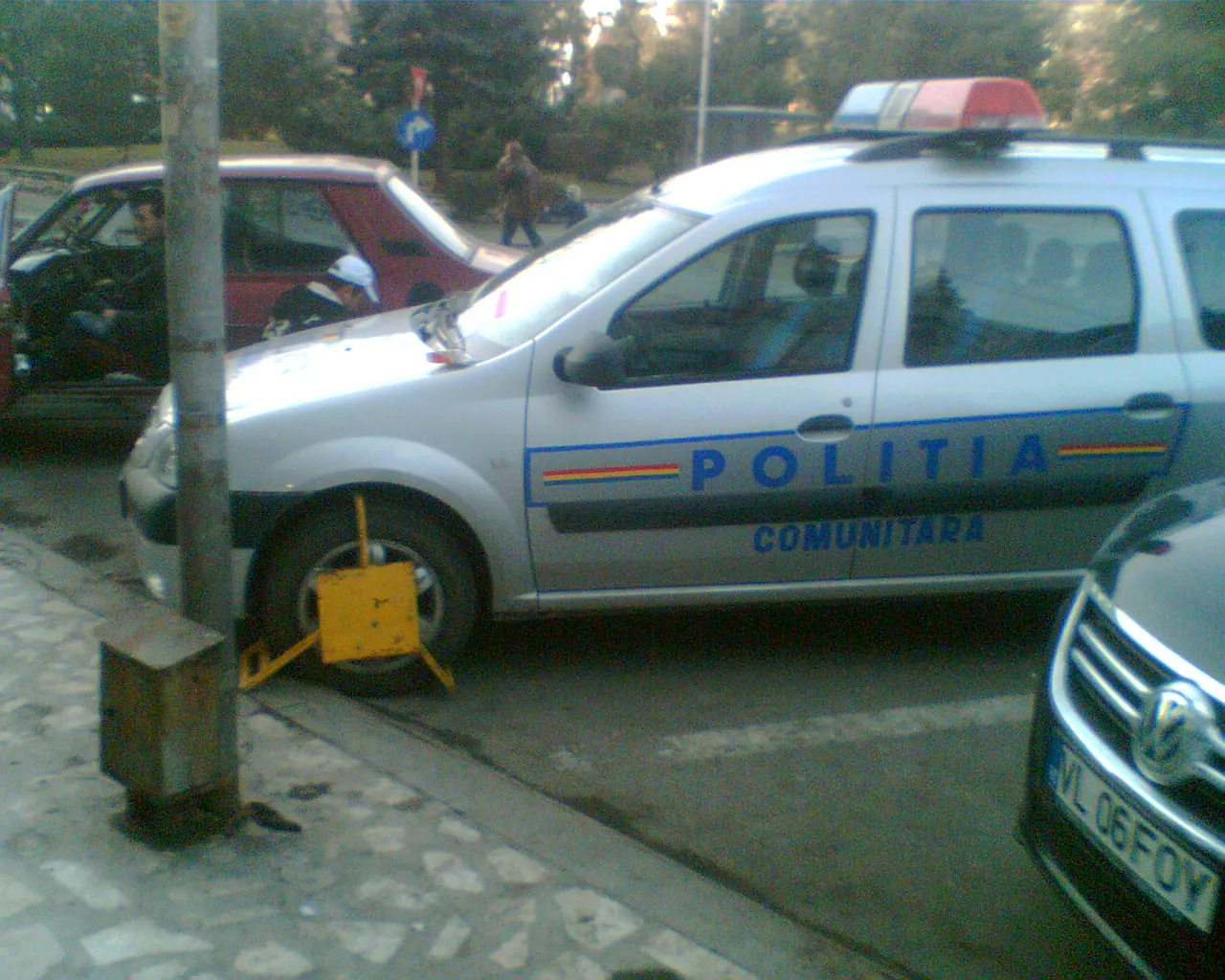 Poliţia cu roţile blocate