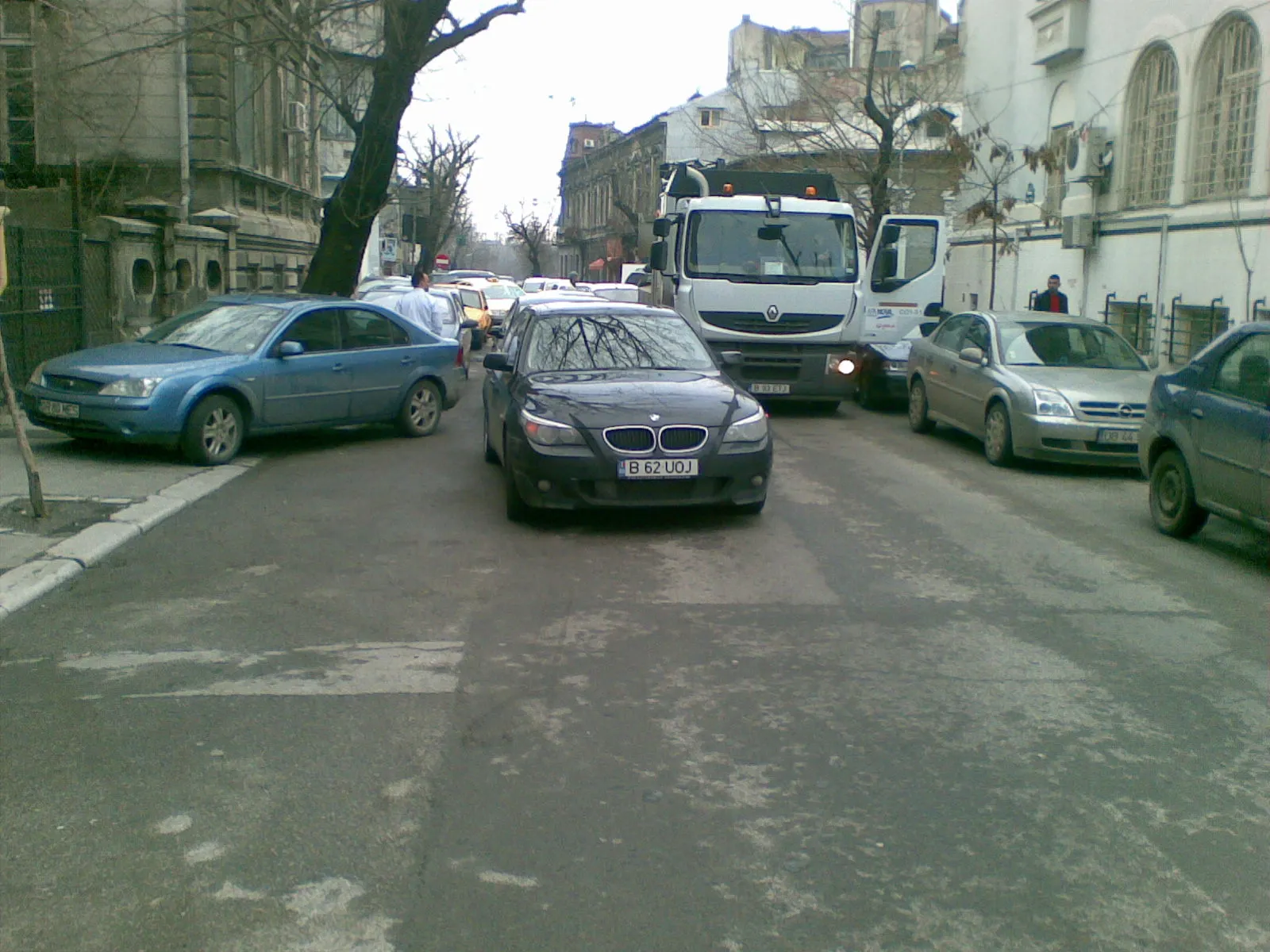 Strada Popa Tatu din Capitală, blocată de maşini parcate neregulamentar