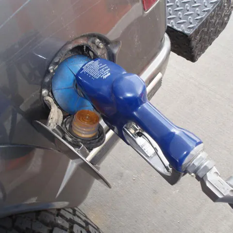 Rompetrol a scumpit benzina cu 9 bani şi motorina cu 5 bani pe litru