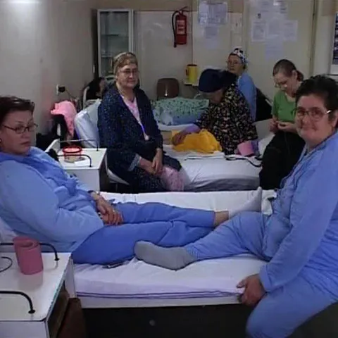 În spitalele din Brăila şi Vaslui, bolnavii stau şi câte doi în pat