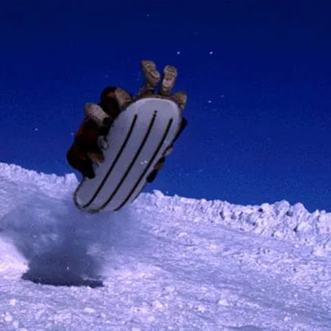 Sledding, adrenalină cu plasticul pe derdeluş 