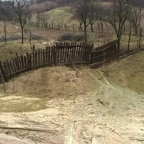 Cinci case dintr-o comună gorjeană sunt în pericol să se prăbuşească
