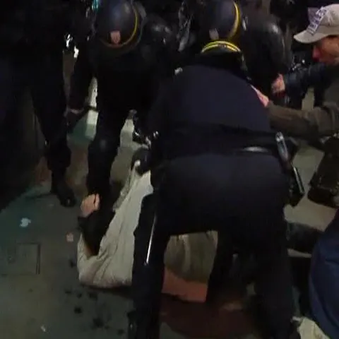 Confruntări aseară la Paris între tineri şi forţele de ordine