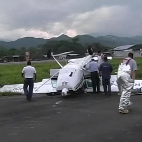 Un avion s-a răsturnat pe pistă din cauza unei rafale de vânt 