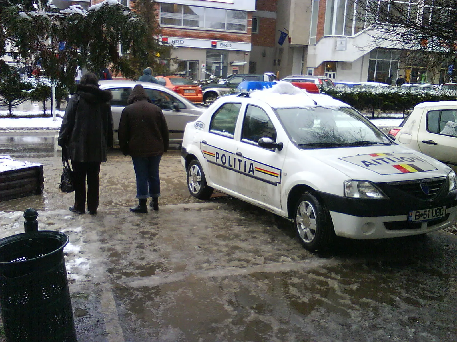 Parcarea maşinei de poliţie