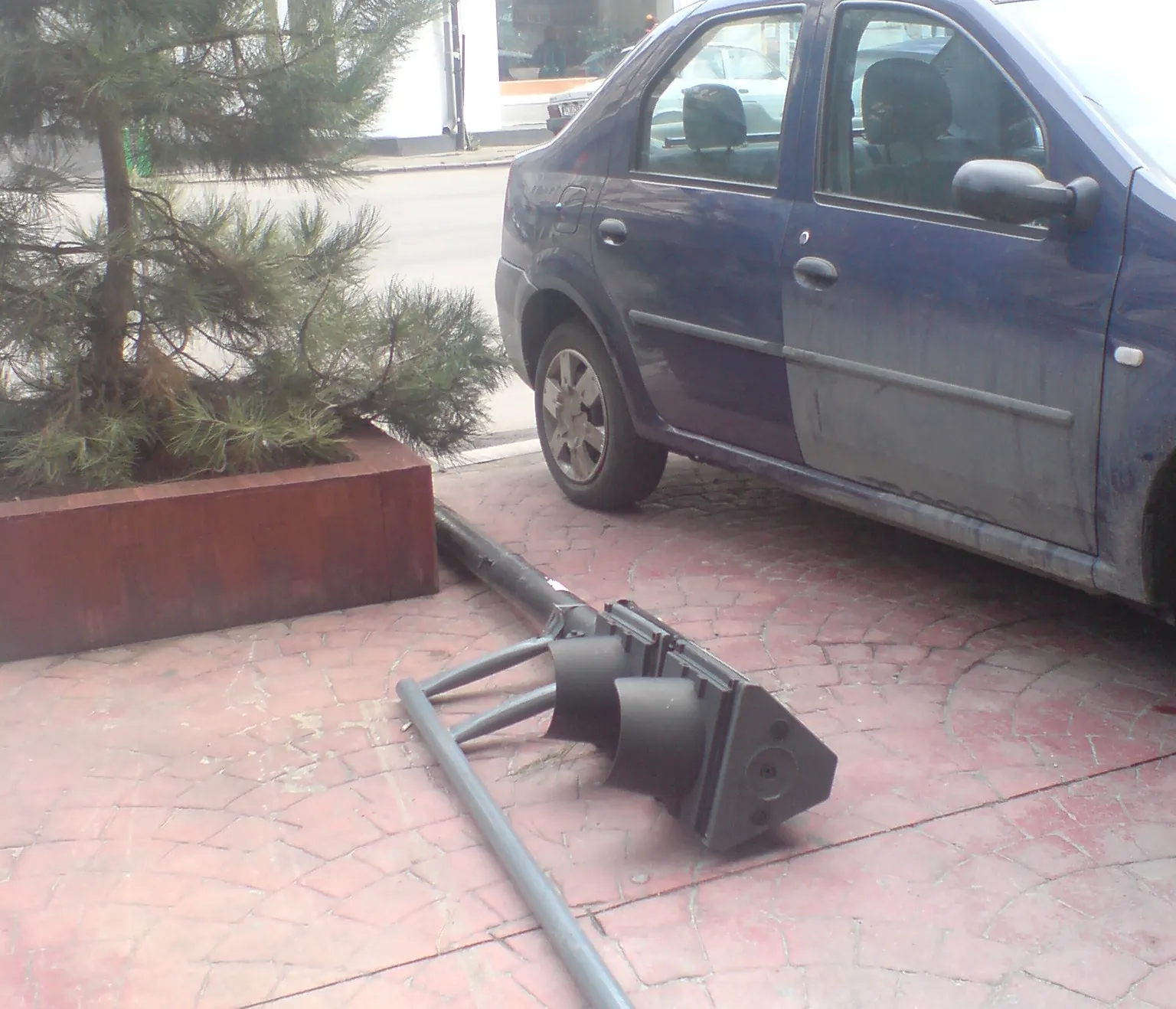 Semne de circulaţie culcate la pămant