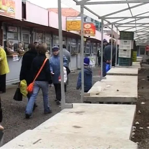 Comercianţii spun că li se cer chirii exagerate pentru tarabele din piaţă