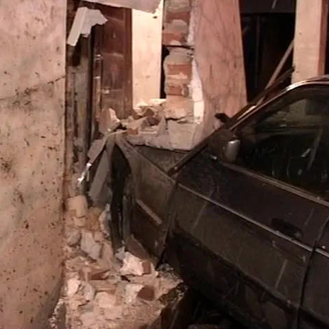 O familie din Bucureşti s-a trezit în toiul nopţii cu un autoturism în casă