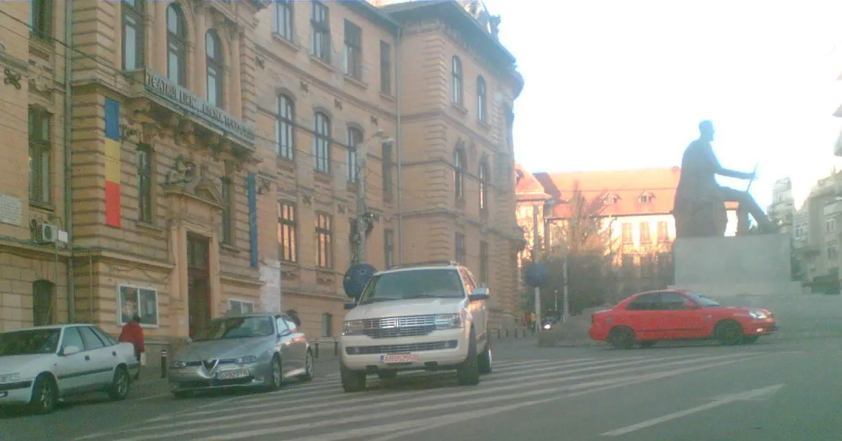 Parcat pe mijlocul străzii