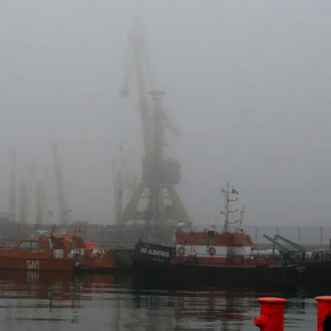 Canalul şi Bara Sulina rămân închise, după intensificarea vântului