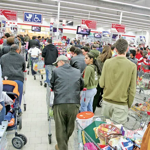 Cei mai mulţi români îşi cheltuiesc banii la cumpărături