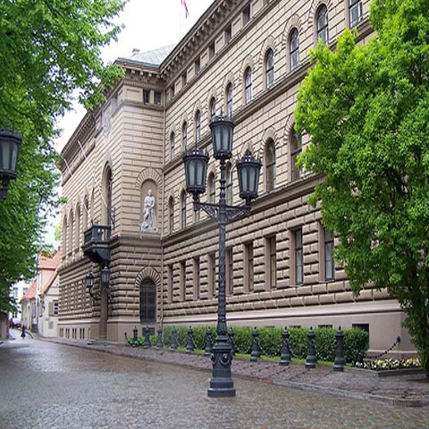 Criza reduce cu 15 la sută salariile parlamentarilor din Letonia