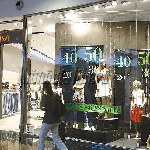 Criza a redus cu 30 la sută vânzările magazinelor din malluri