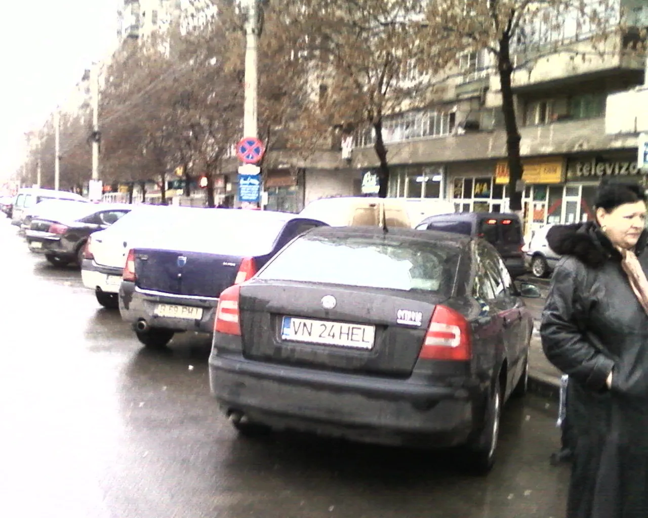 Autoturisme parcate în stația de autobuz