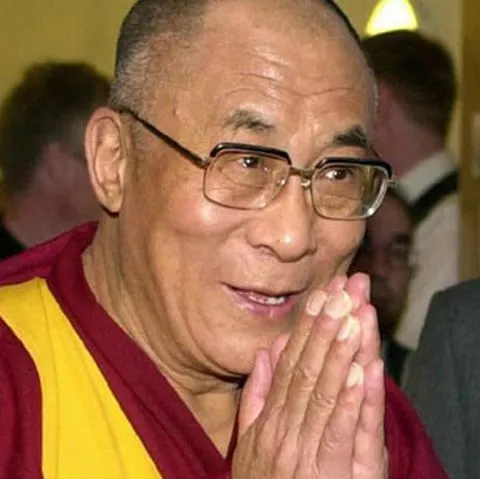 Dalai Lama a fost externat şi probabil va purta un aparat ortopedic