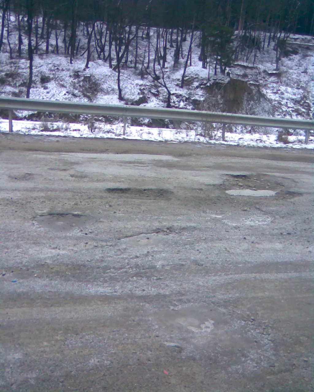 Cum arată un drum din comuna Zemeş, judeţul Bacău