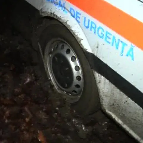 Ambulanţele din Mehedinţi nu ajung la bolnavi din cauza drumurilor