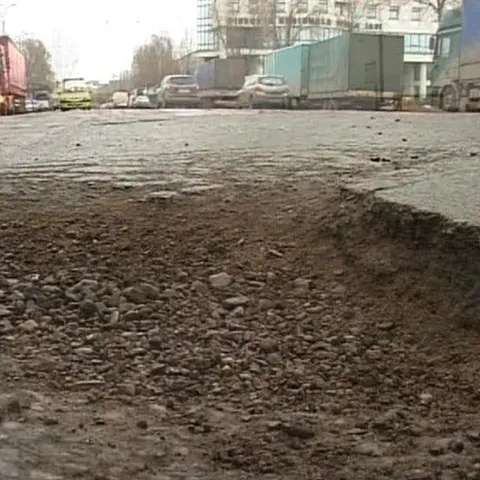Drumurile, bulevardele şi străzile din Iaşi sunt pline de gropi