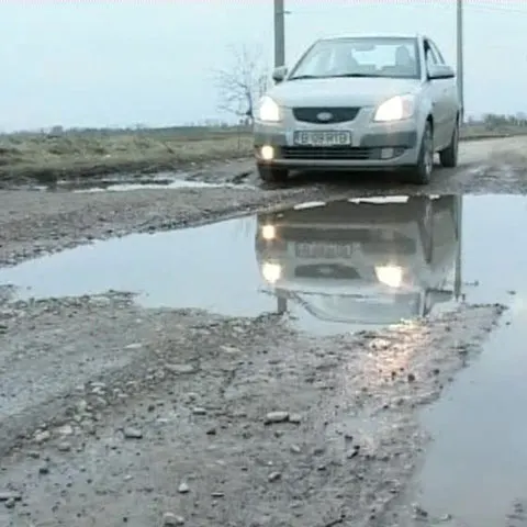 DRUM DE ŢARĂ: DN2 N, care face legătura între Vrancea şi Brăila e plin de gropi