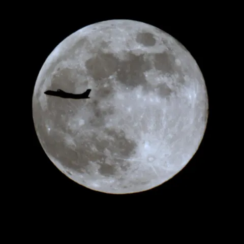 Astronomii elveţieni susţin că Luna se micşorează
