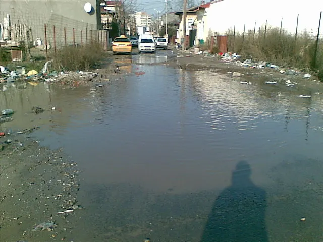 Strada Adrian din Bucureşti, o mare băltoacă