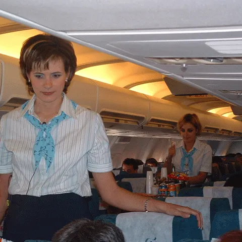 Arabii caută stewardese în România, pentru un salariu lunar de 2.500 de euro
