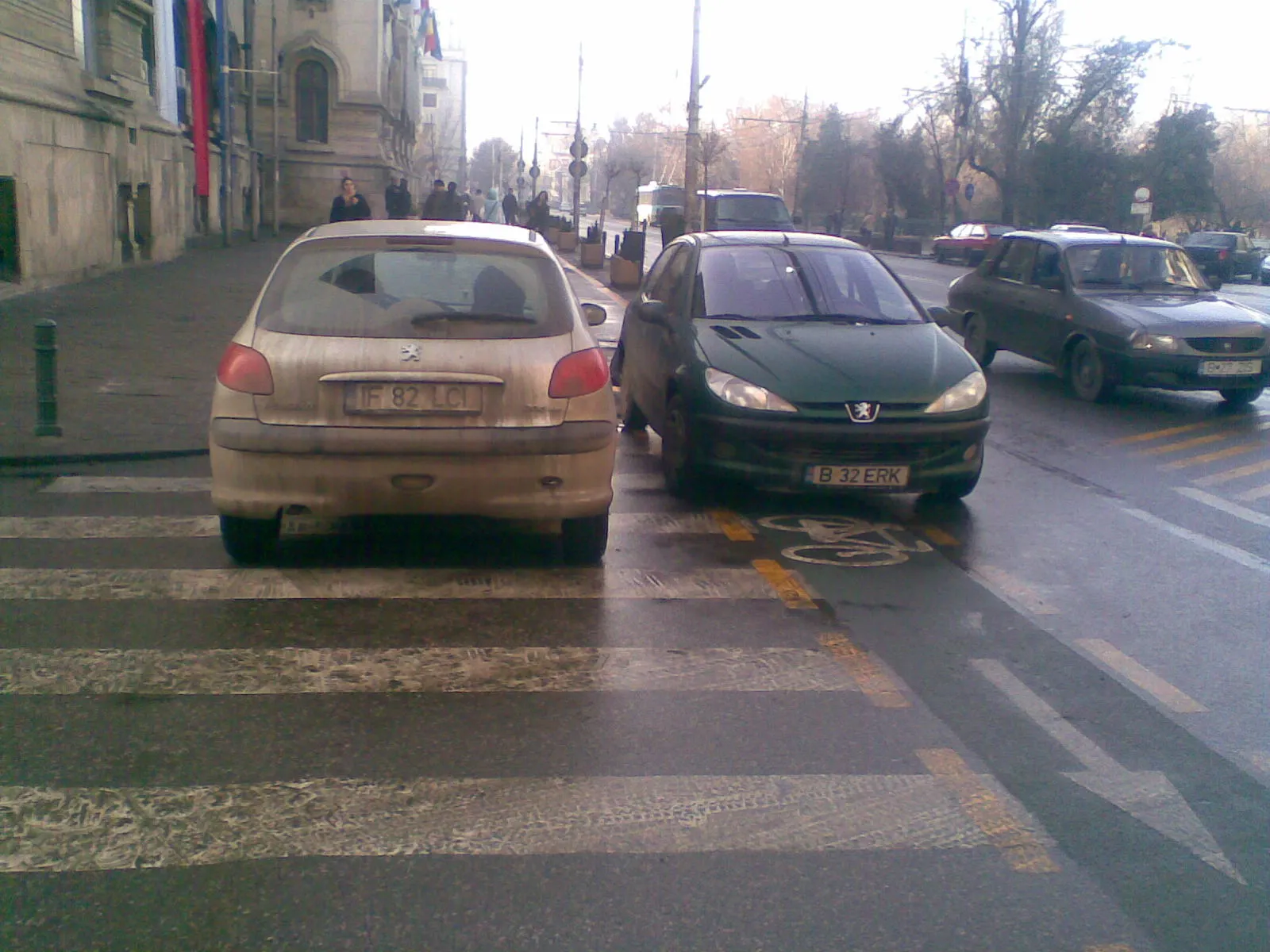 Pistele de biciclete din Capitală, ocupate de mașini
